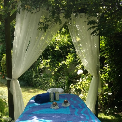 Cocotime massagetafel in de tuin 400X400.jpg